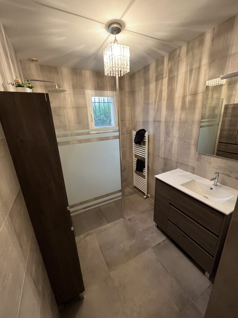 Salle de bain rénovée avant après Eyzin-Pinet 38