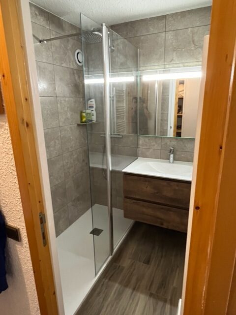 Rénovation salle de bains compacte douche et meuble vasque - plombier Vienne 38