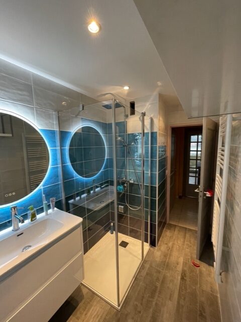 Salle de bain rénovée douche italienne carrelage bleu - Entreprise Smeyers Vienne